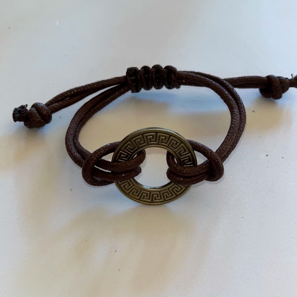 Greek key design disk with brown leather adjustable bracelet - Picture 2 of 6